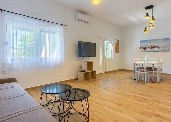 Tustonjic בית הארחה 3*